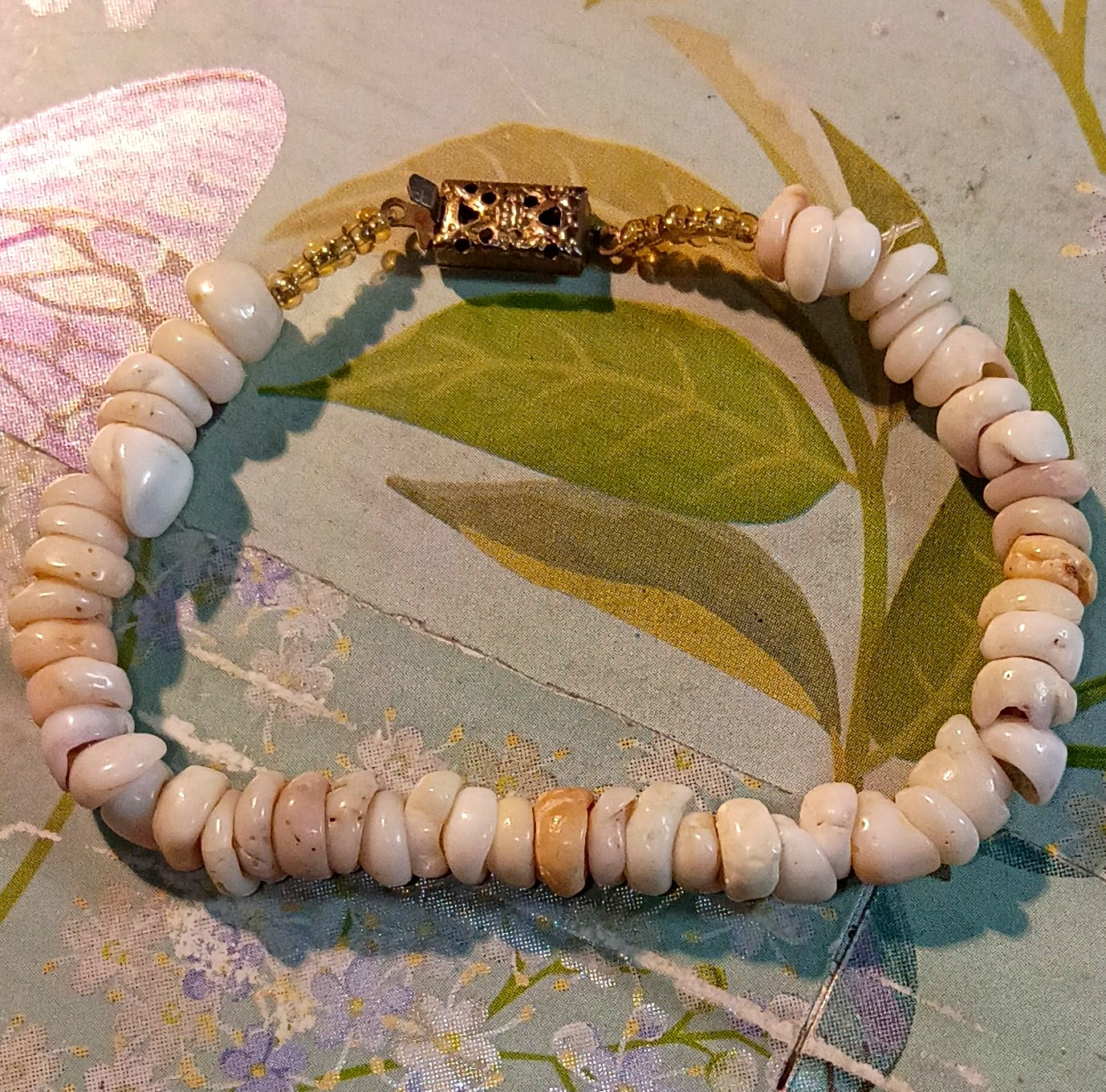 White Shell Chip Beaded Bracelet Ball/Bead Chain Gold Tone Box Clasp