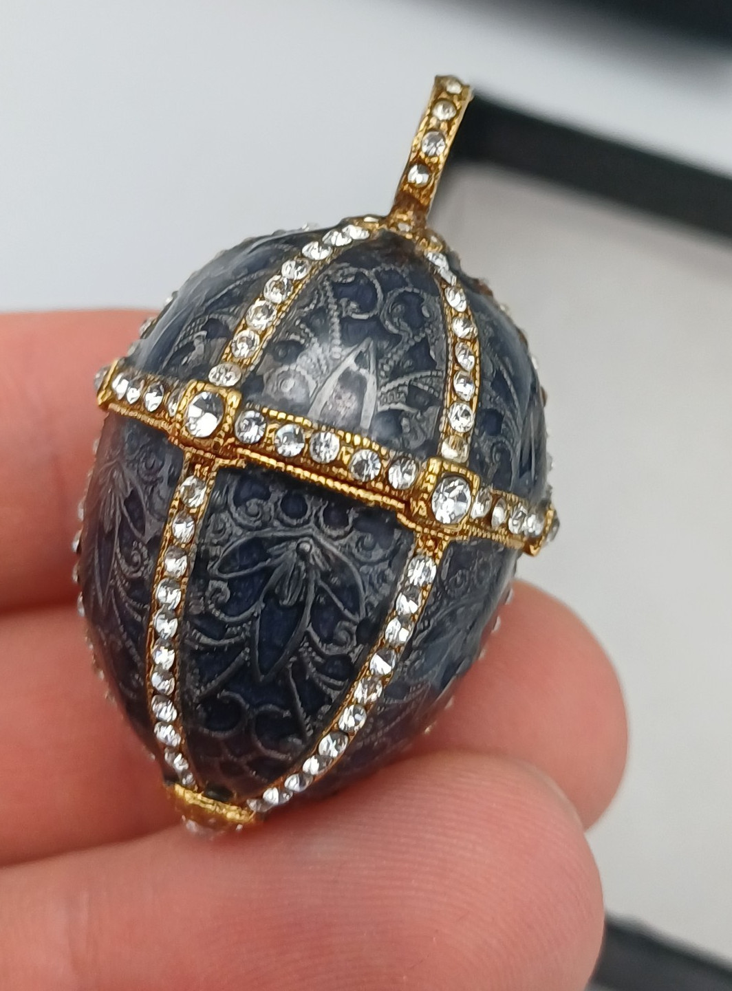 Metropolitan Museum of Art Faberge Jewelled Trellis Egg Enamel Pendant R.R.P £95