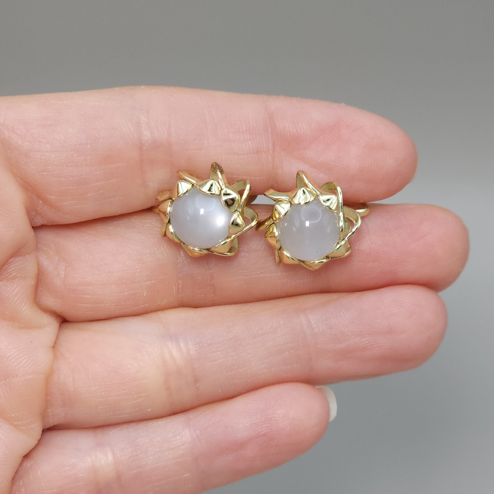 Gold tone moonstone screw back earrings unsigned beauties, 1/2″ wide estate