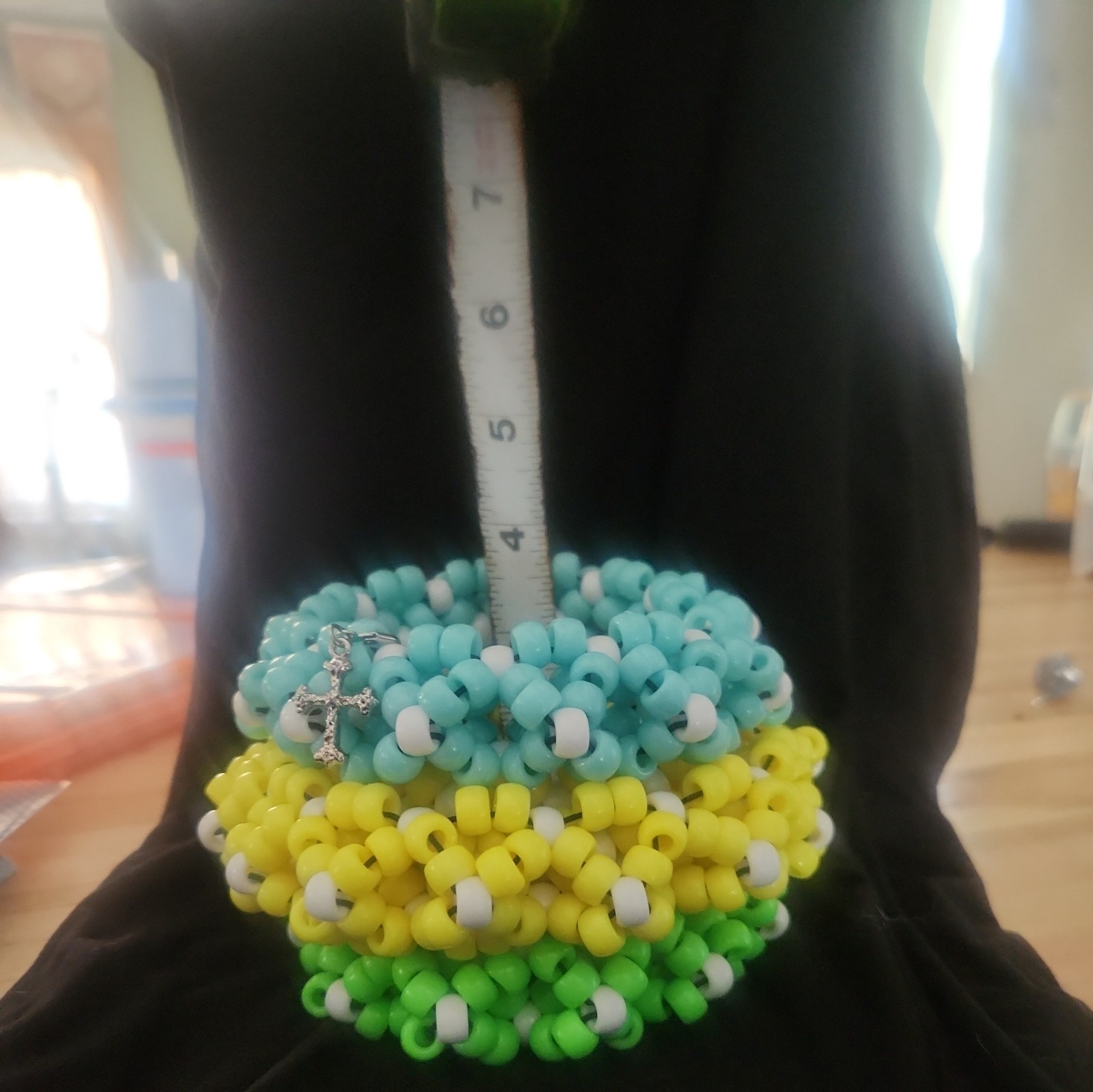 Rotating Kandi cuffs with elastic string