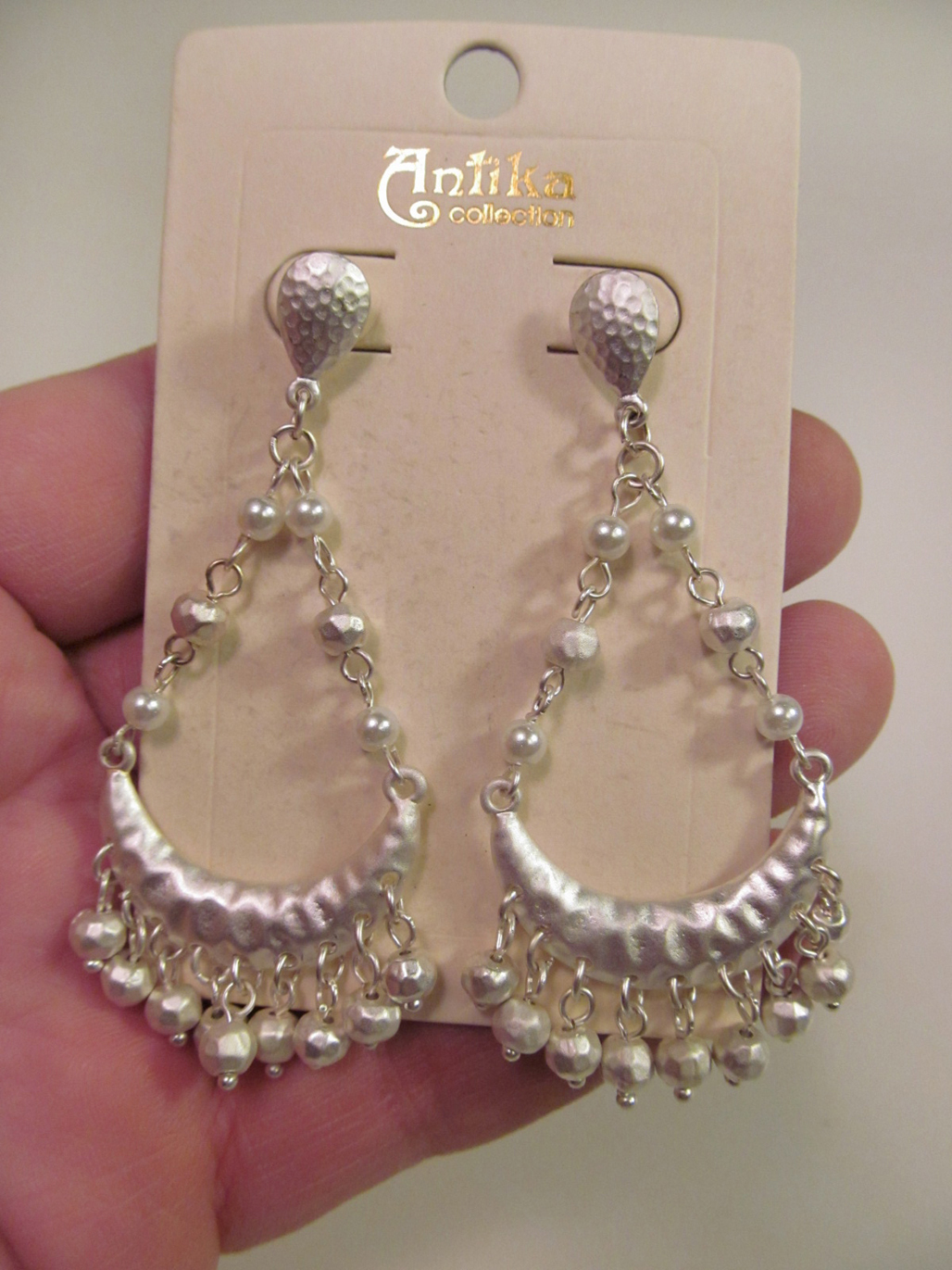 *NEW Hammered Silver Tone Drop Pierced Earrings Simulated Pearls Antika