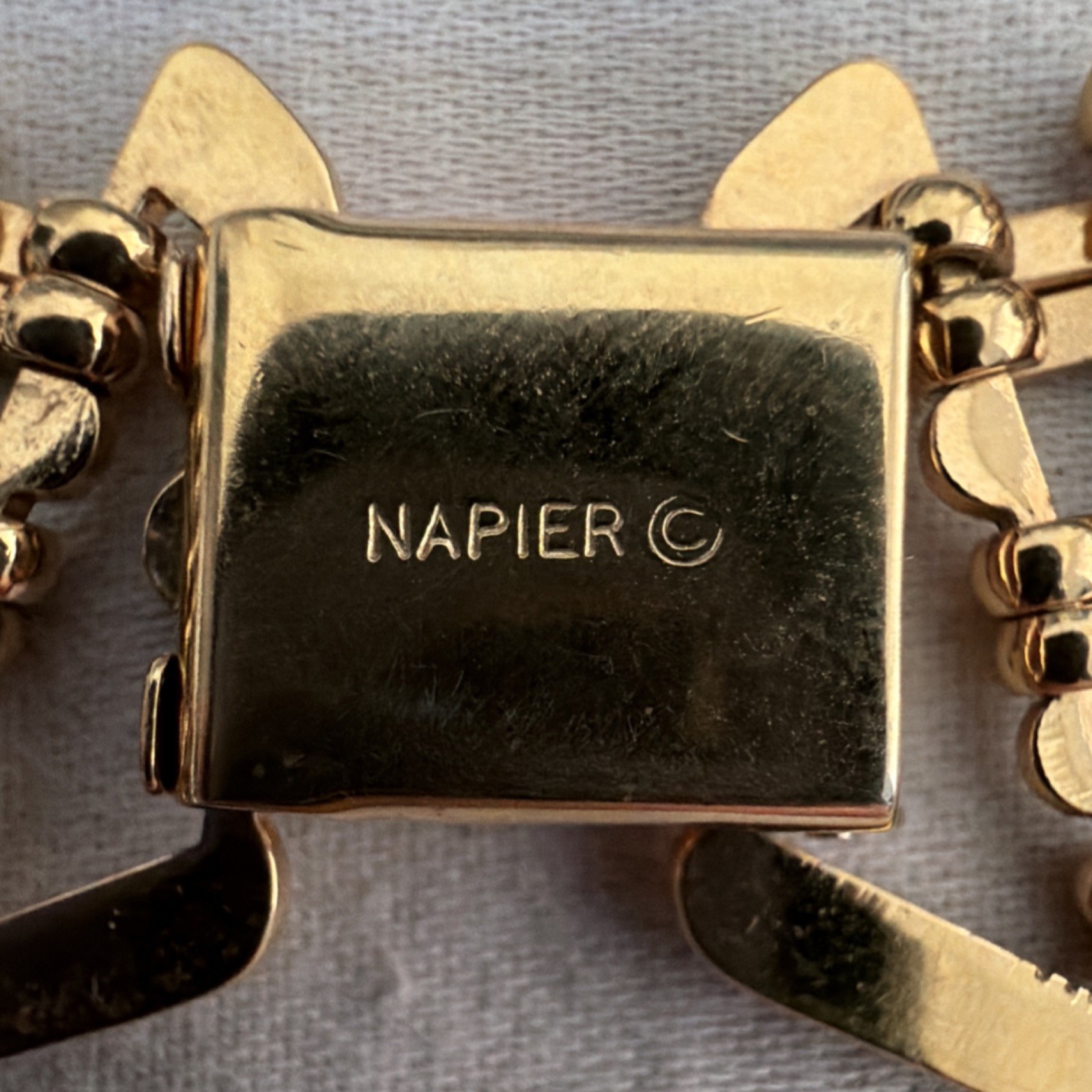 Vintage Signed Napier Gold Tone Woven Gate Link V-Shape Collar Necklace, 17″
