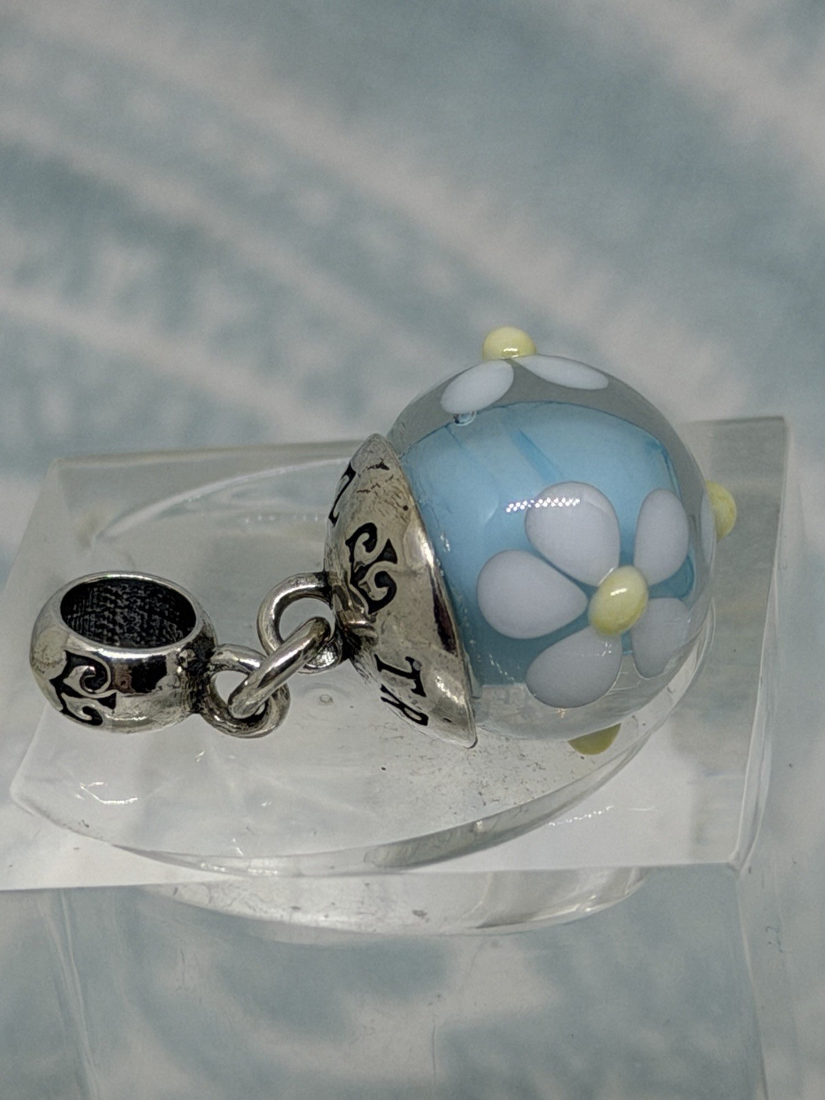 True Beadz White Flowers w/ Yellow Centers on Light Blue Dangle, New (35)