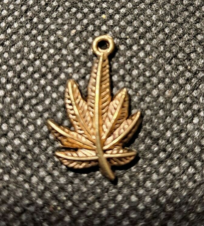 MARIJUANA CANNABIS LEAF PENDANT CHARM! e4413UXX