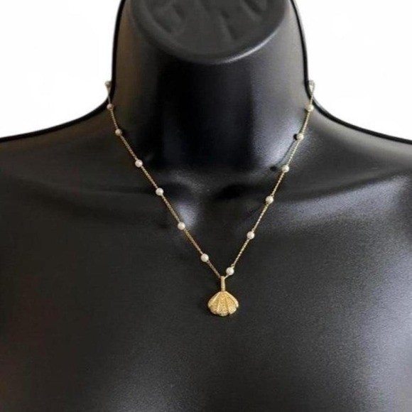 Gold tone Seashell and pearl necklace. Not sure if the materials.