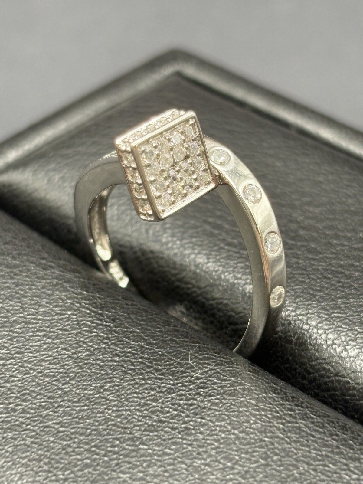 New Condition Cubic Zirconia Pavé Nail Ring 925 Size 6 D29