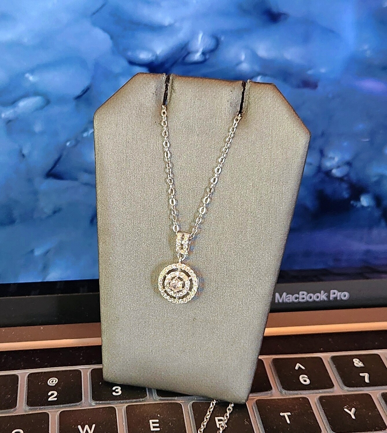 BEAUTIFUL LAB WHITE SAPPHIRE MULTI-LAYERED PENDANT w/18″ CHAIN NECKLACE GIFT BOX