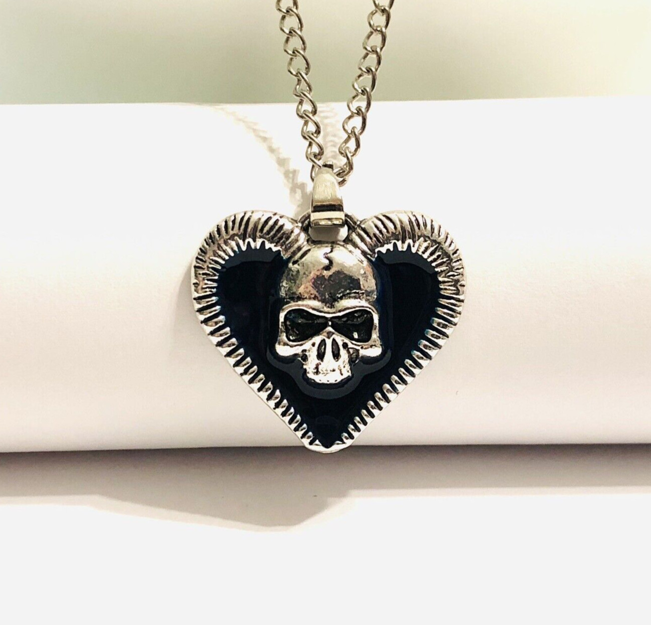 Gothic Hip Hop Skull Pendant Necklace Fashion Heart Drip Oil Skull Jewelry