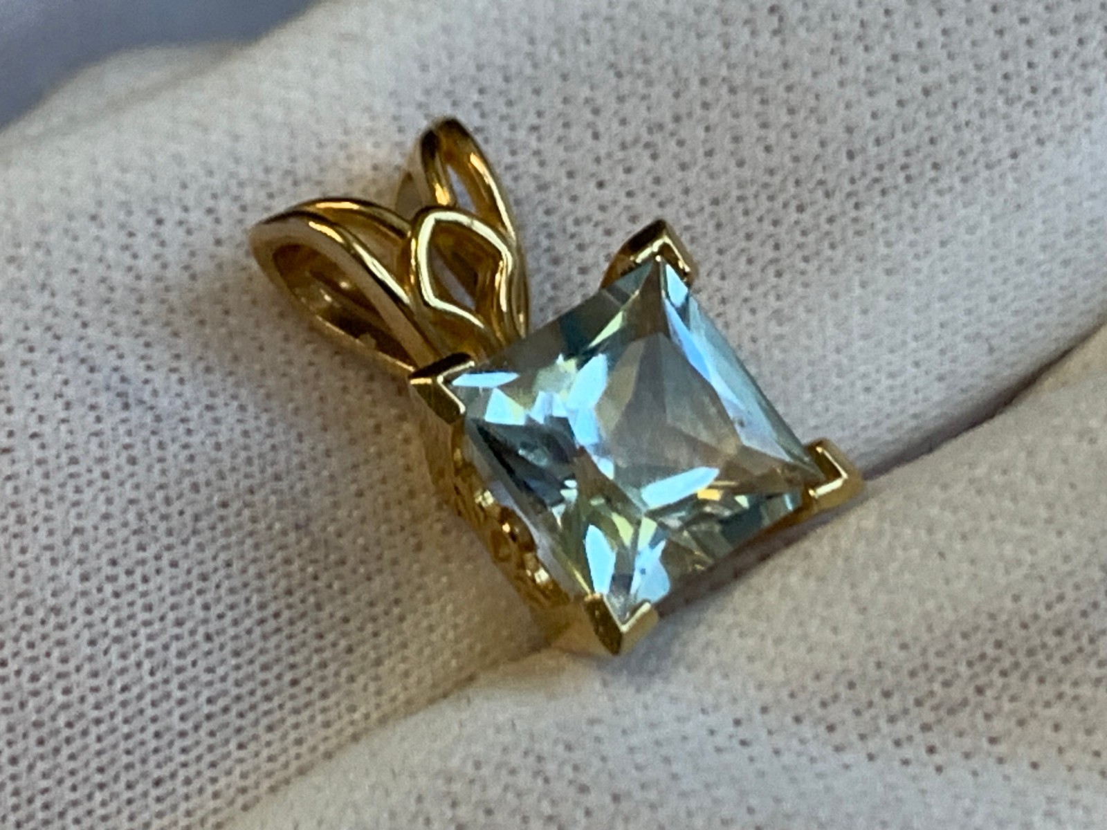 14K Yellow Gold Pendant 1.48g Fine Jewelry Aquamarine Color Charm *READ*