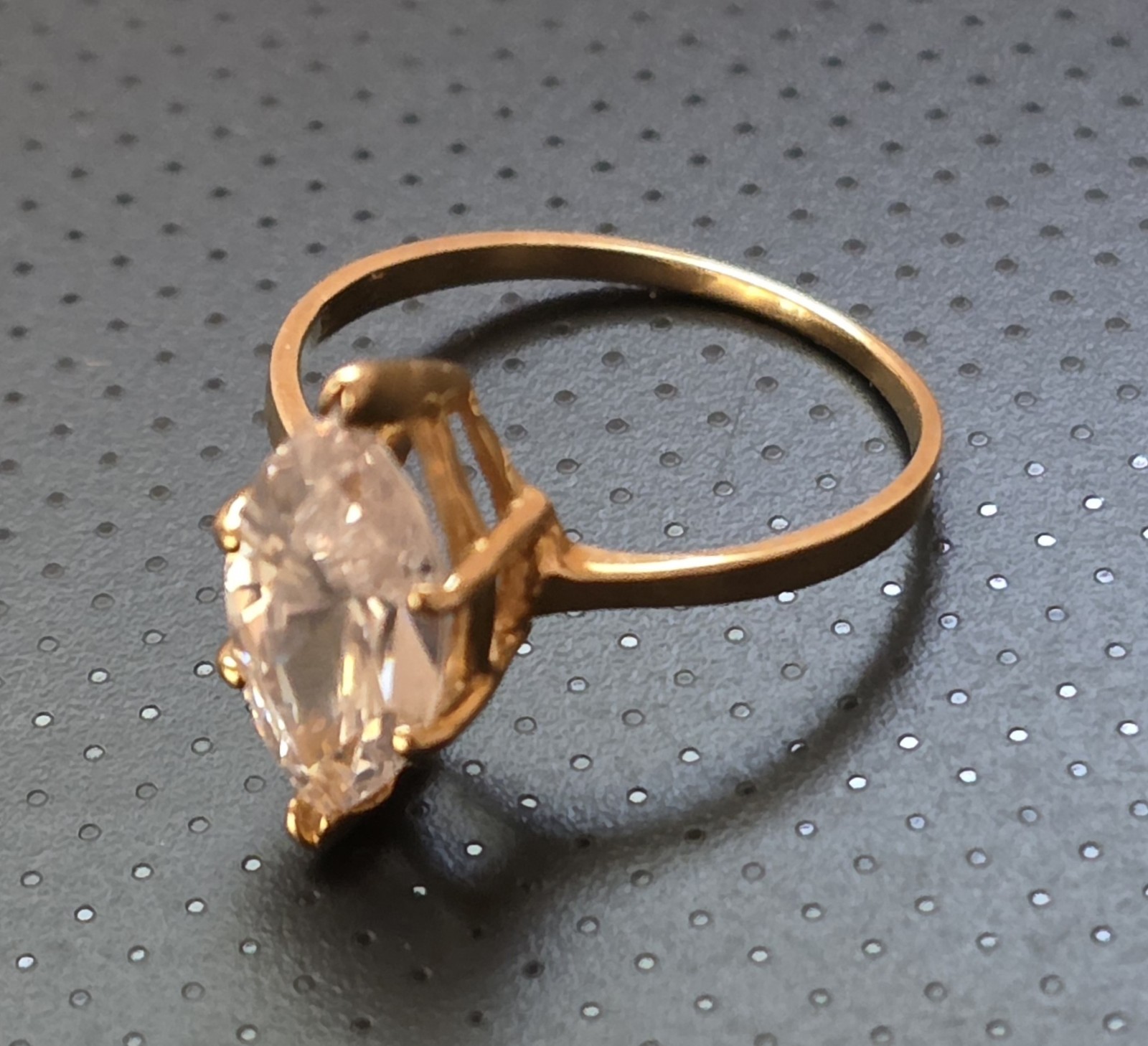 LADIES “S14kS” YELLOW GOLD RING W/ Oval CUBIC ZIRCONIA SIZE: 6 See Pics!