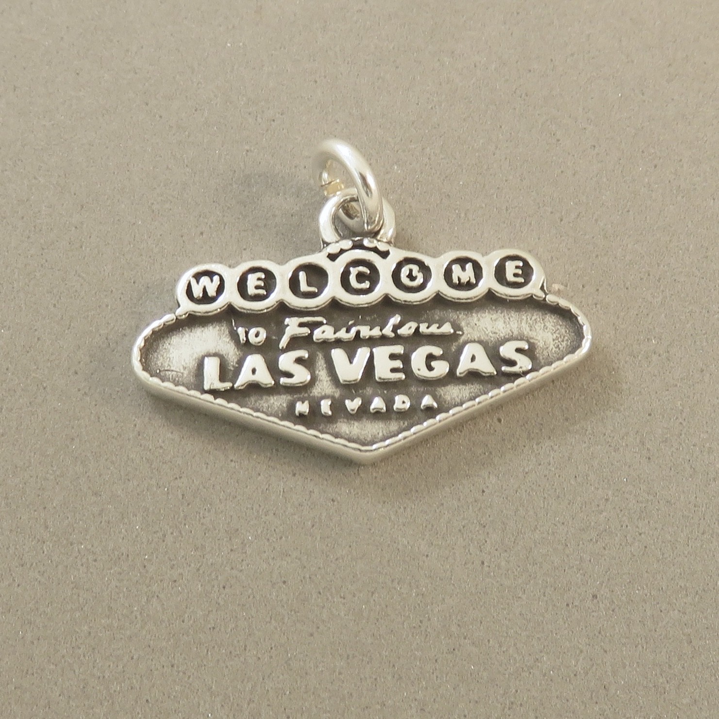 .925 Sterling Silver WELCOME to Fabulous LAS VEGAS Sign CHARM NEW NV 925 TW46
