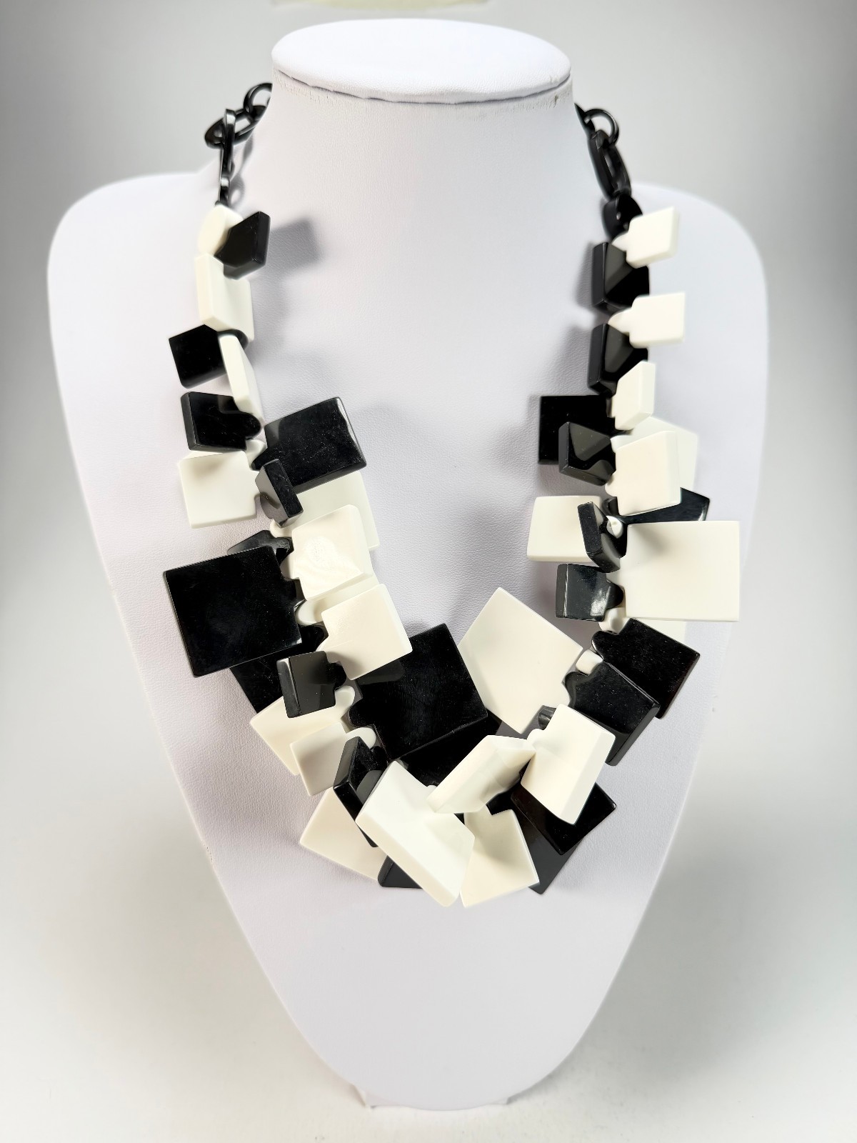 Marion Godart – Monochrome “Draps Tombés” Black & White Resin Necklace