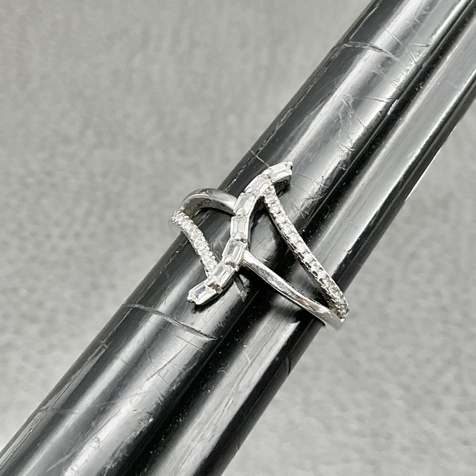 Ring Size 7 Silver Tone Clear Crystal Baguette Crisscross Split Shank Womens