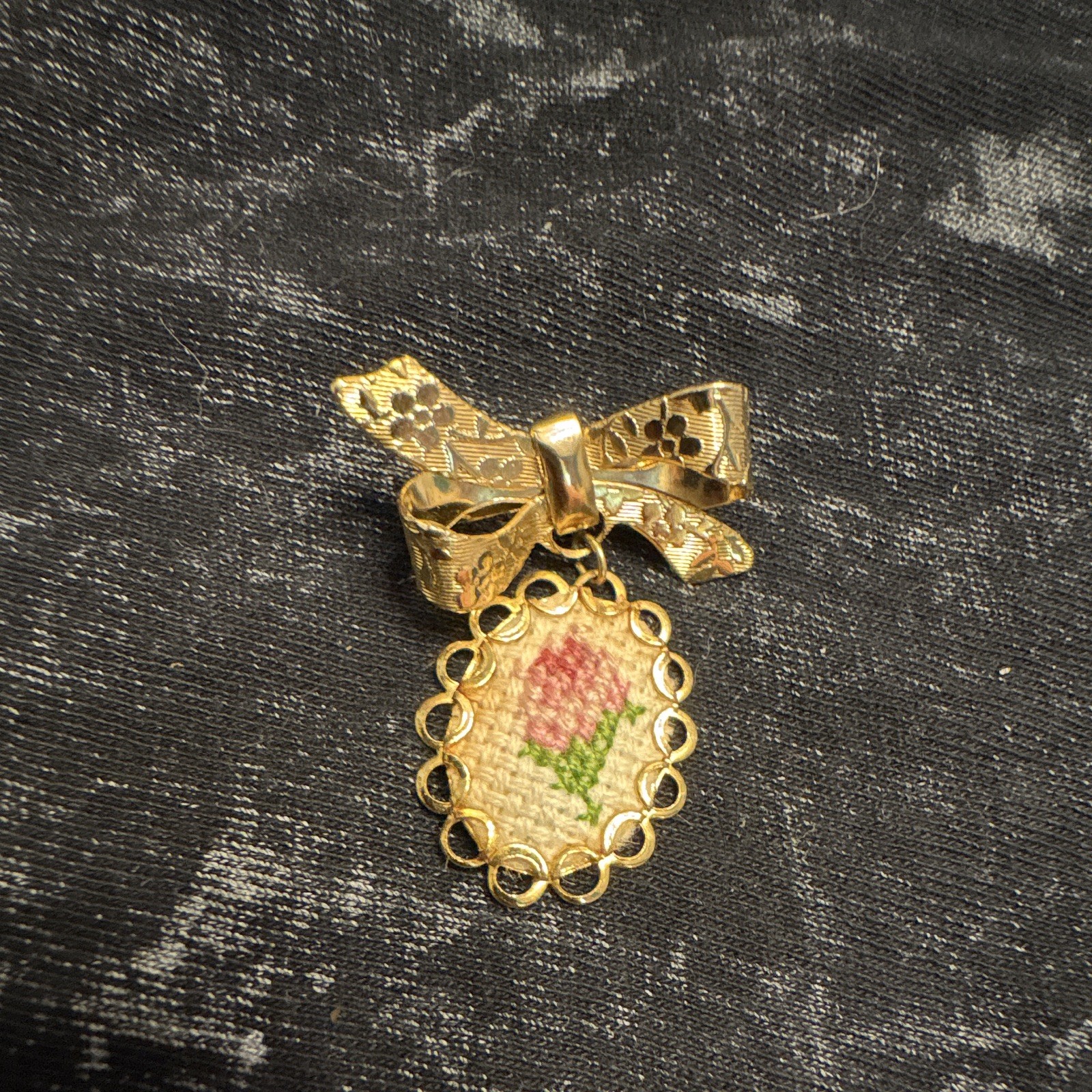 Gold Tone Metal Bow Brooch Pin Oval Floral Cameo Needlepoint Pink Green
