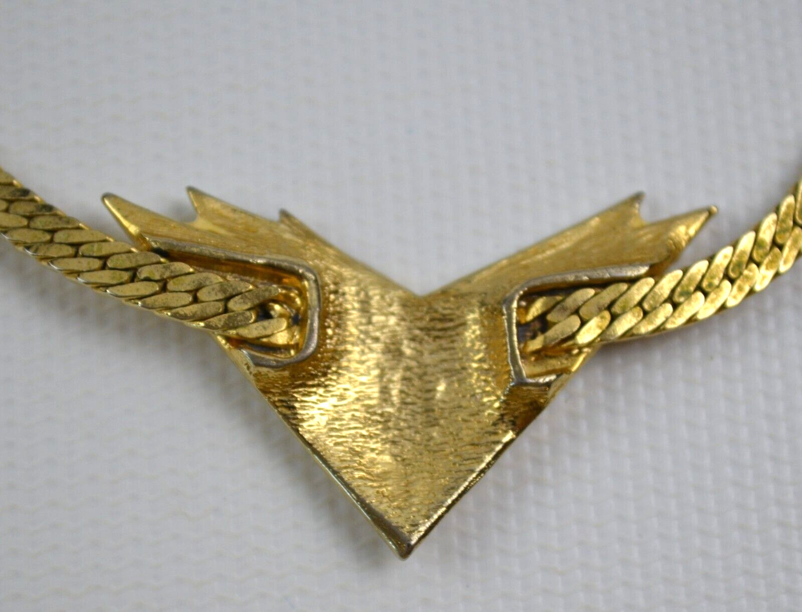 Vtg Gold Tone Herringbone CHOKER Necklace w/ Cream Enamel Pointed Pendant 16″