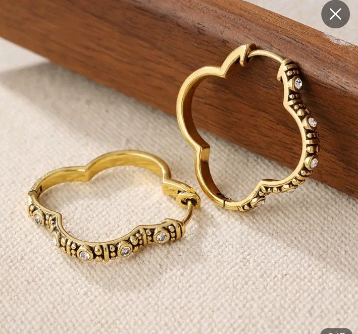Elegant Clover Shaped Hinged Hoop Earrings Gold Plated Copper /Cubic Zerconia