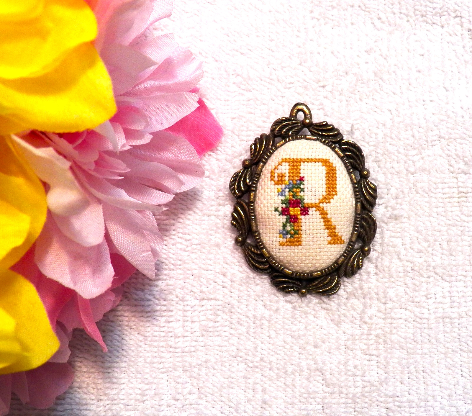 CLASSIC PIN BROOCH CAMEO LETTER R CLOTH RACHEL ROSE THE CREATIVE CIRCLE CH10