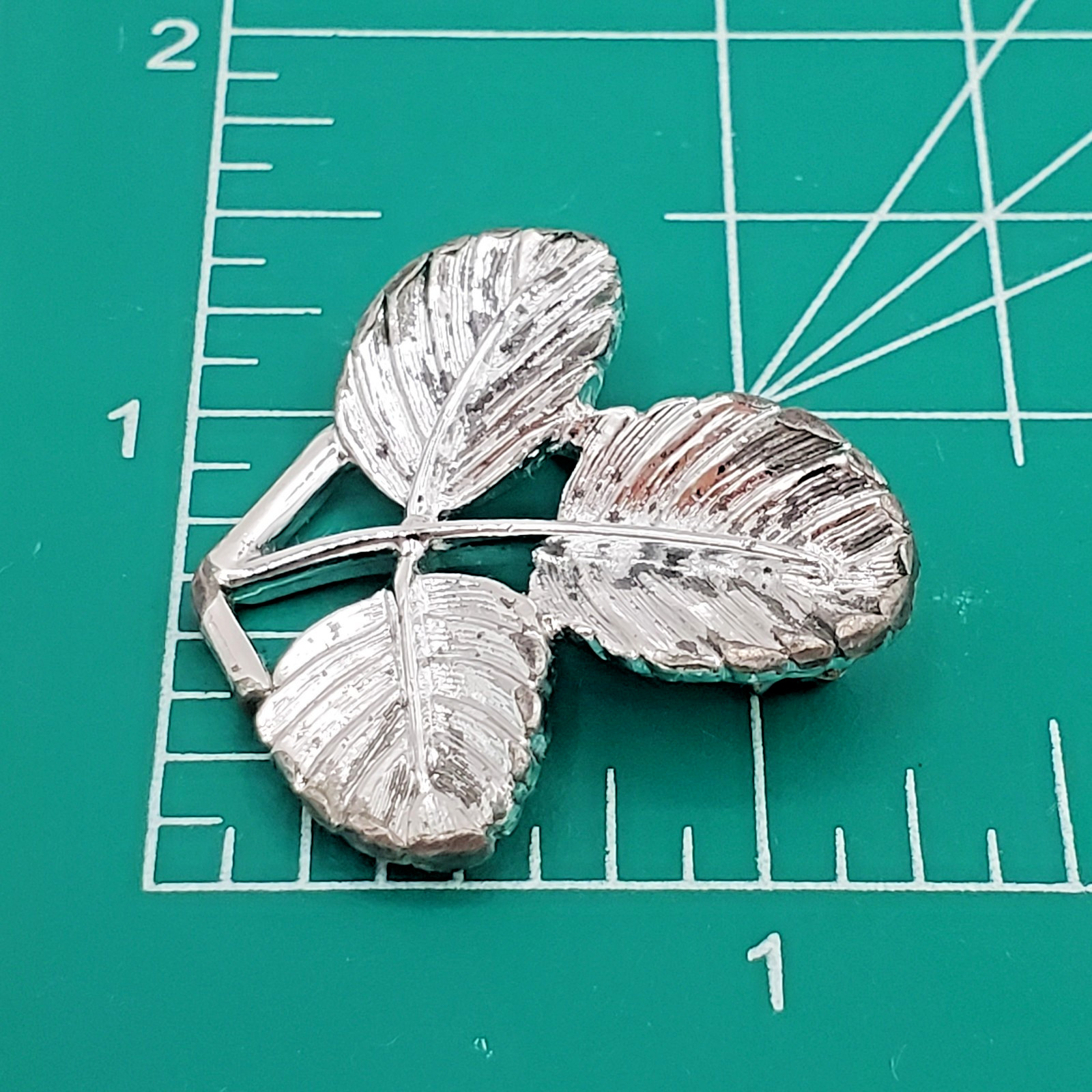 Sarah Coventry Leaf Brooch 1.25in Polished Silver Tone Rose Leaves Estate Pin