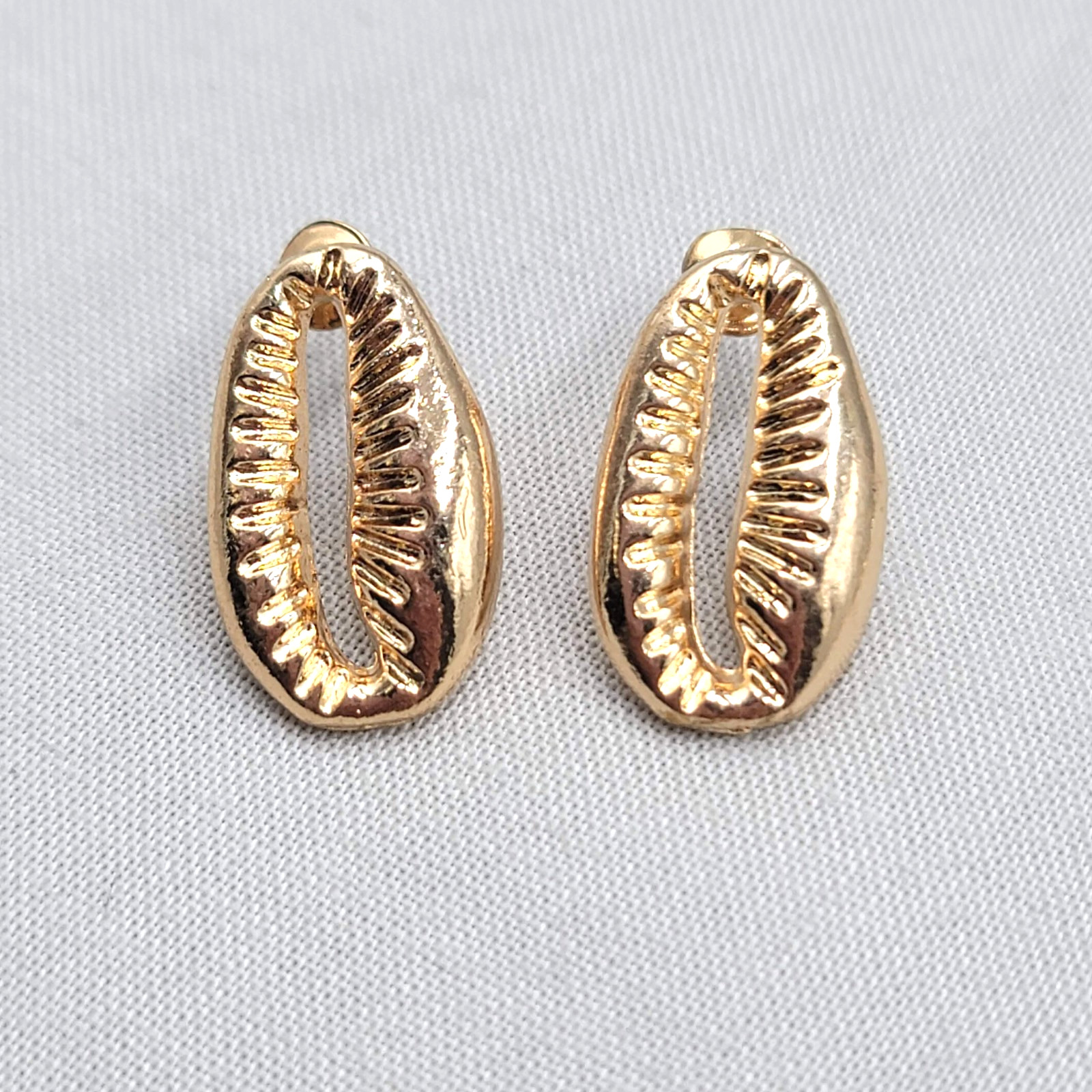 Metal Cowrie Shell Pierced Earrings Gold tone Dangle 3/4″