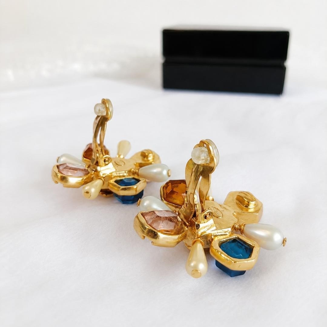 CHANEL 01A Coco Mark CC Multicolored Gripoix and Faux Pearl Earring No Box