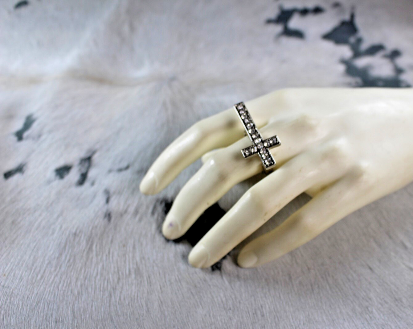Western Womens Ring 1 1/2 x 5/8 in up to 8 Cross Silver Crystal Stretch