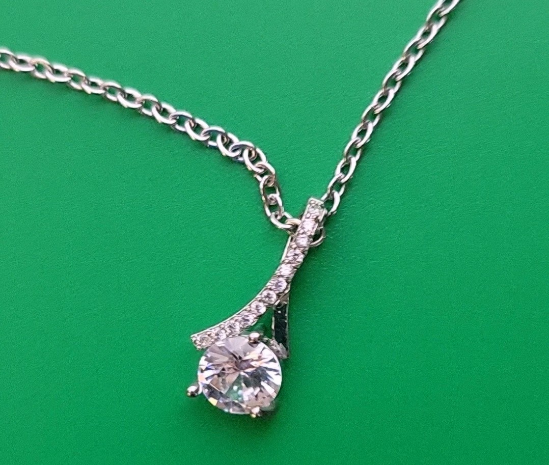 Beautiful Silver Tone Chain Necklace W/pendant