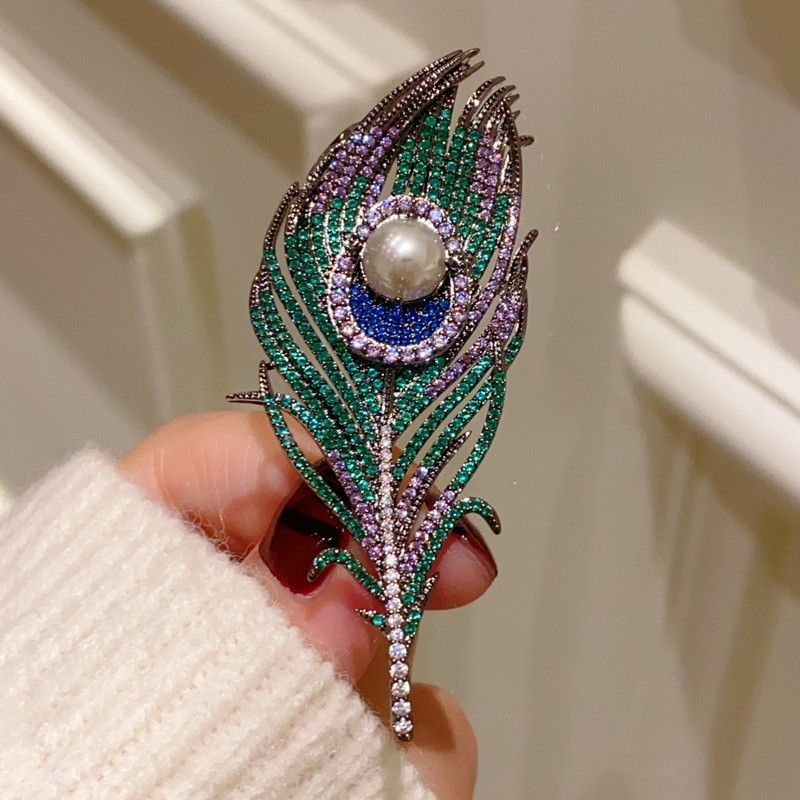 Exquisite Luxury Peacock Feather Brooch Vintage Metal Alloy Pin with Sparkling