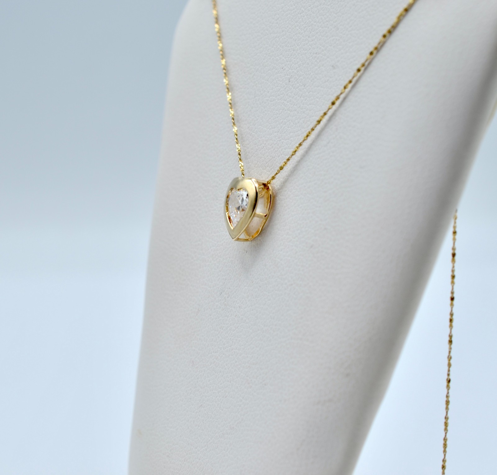 14k Vintage Gold And Cubic Zirconia Heart Pendant And Chain. 1.2gr