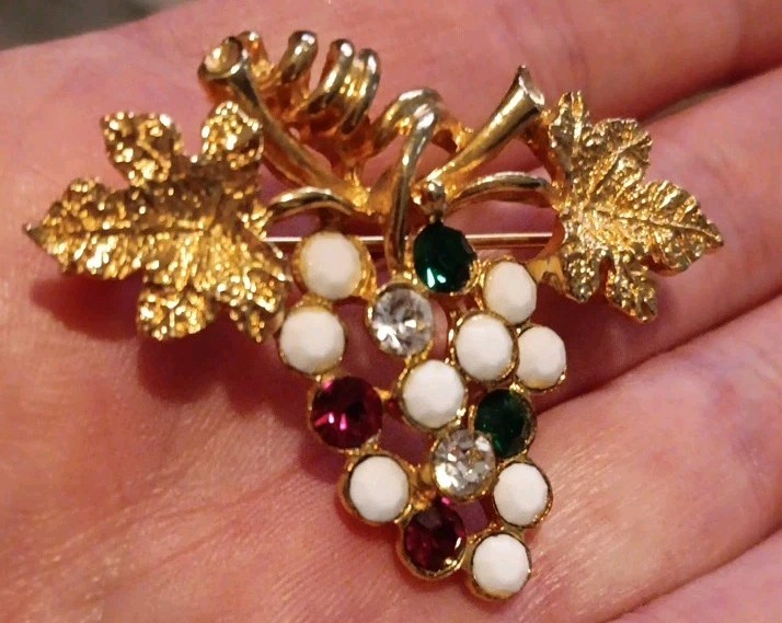 Vintage Rhinestones Red Green Grape Cluster Brooch Goldtone Pin Estate Jewelry