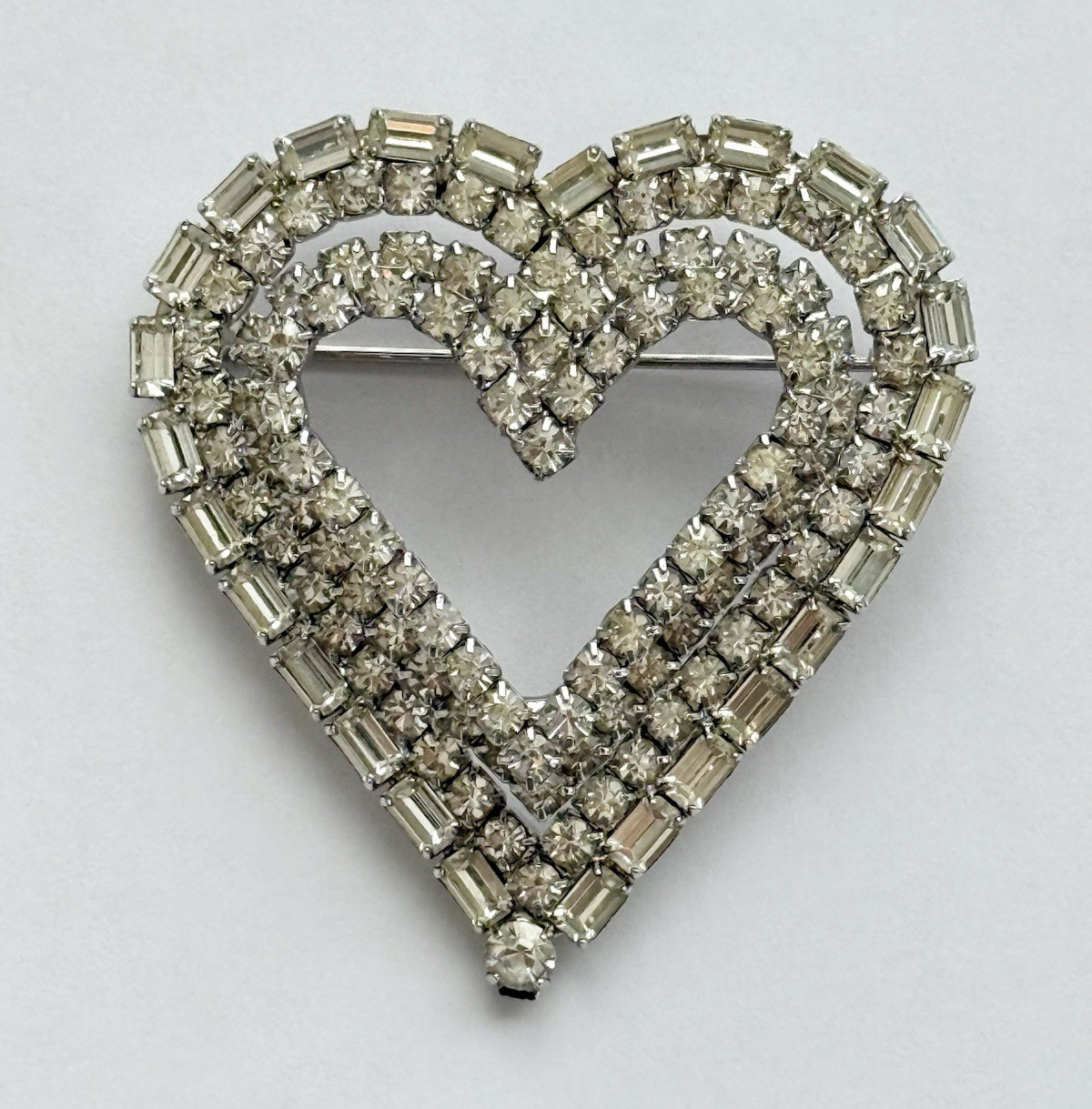 🤍Vintage Heart Silver-Tone Metal Clear Crystal Rhinestone Cluster Brooch Pin 2″