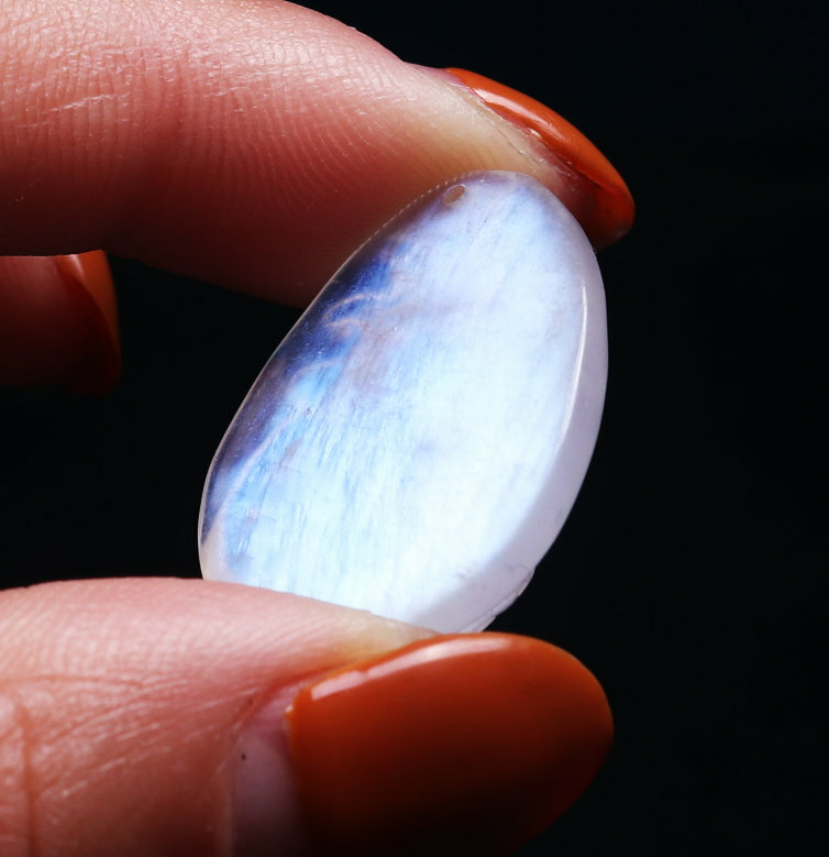 25.4*19.8*7.8mm Natural Blue Light Moonstone Crystal Clear Carving Pendant 16