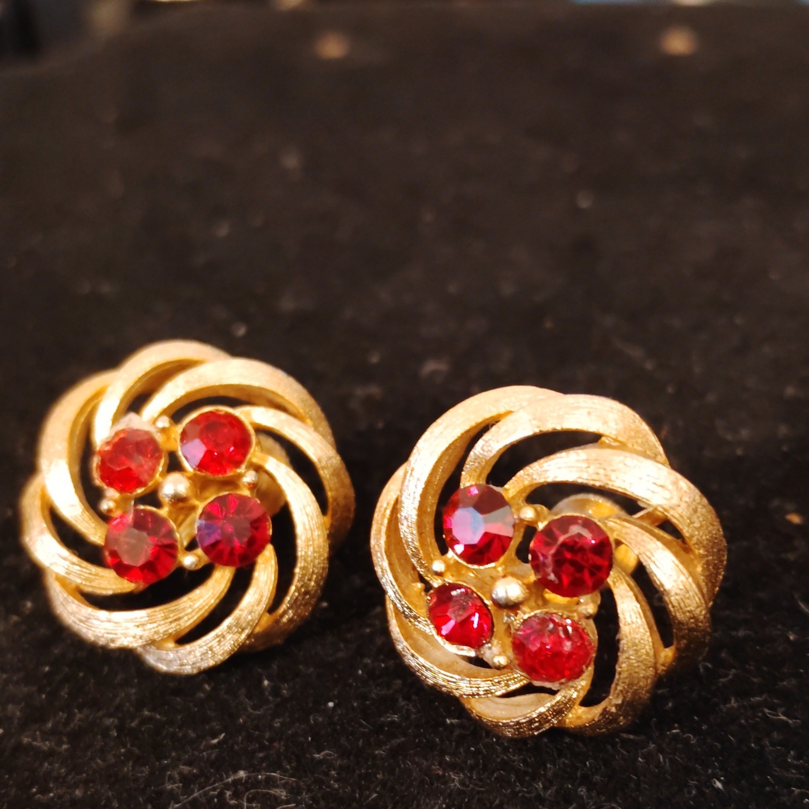 Lisner Signed Gold Tone Red Crystal Flower Stud Screw Back Earrings