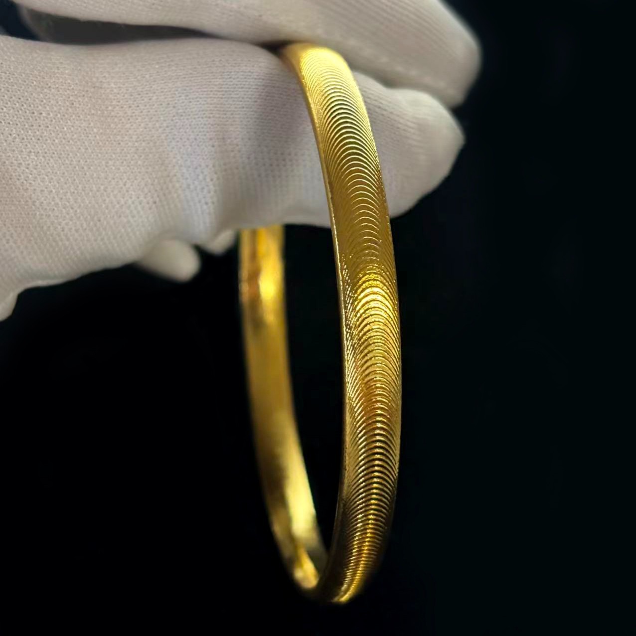 Golden Cat’s Eye Pattern Bangle Bracelet Gold-plated? marked ‘999’, 7.6in/7.9in