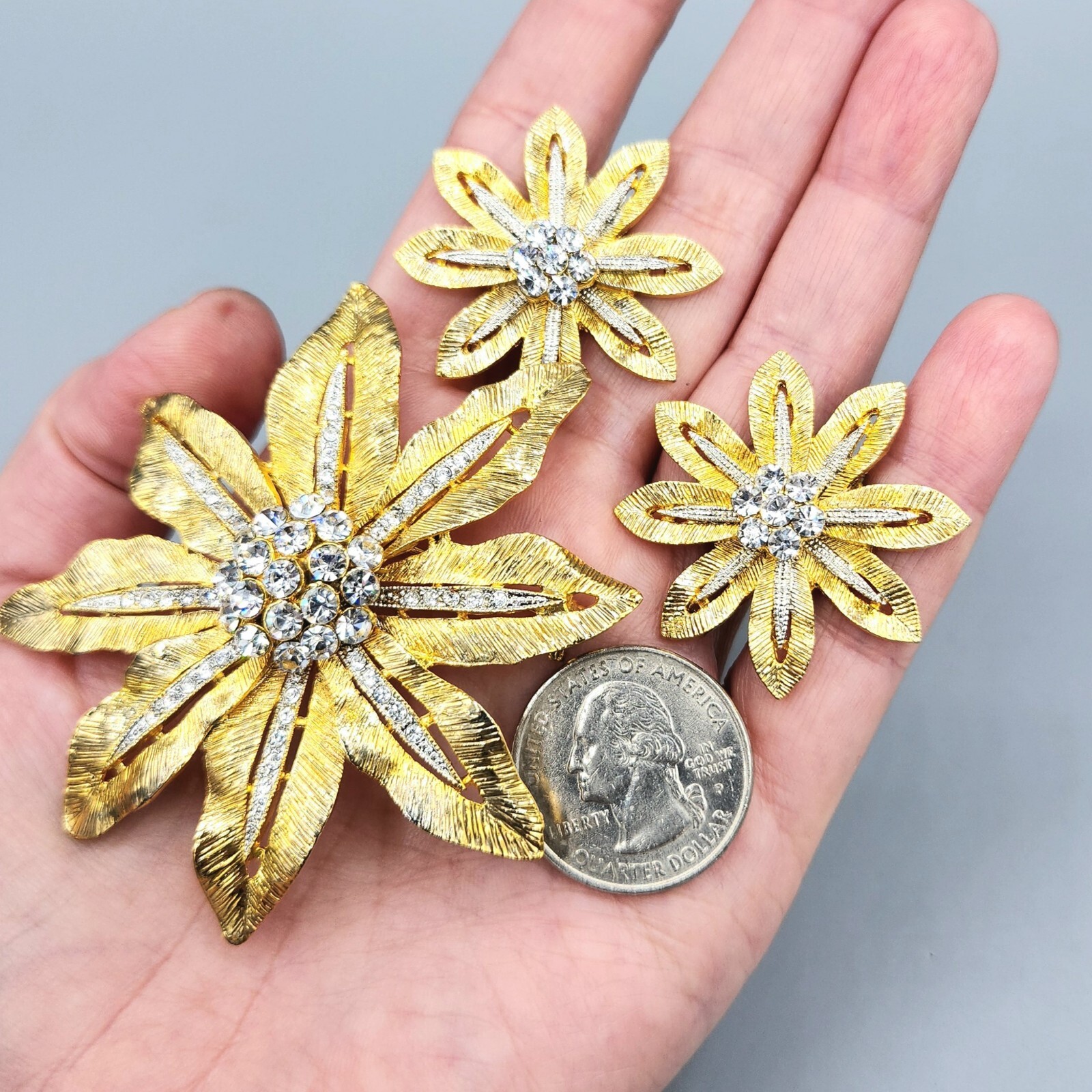 Unsigned Gold Tone Crystal Rhinestone Gold Flower Brooch & Clip Earrings