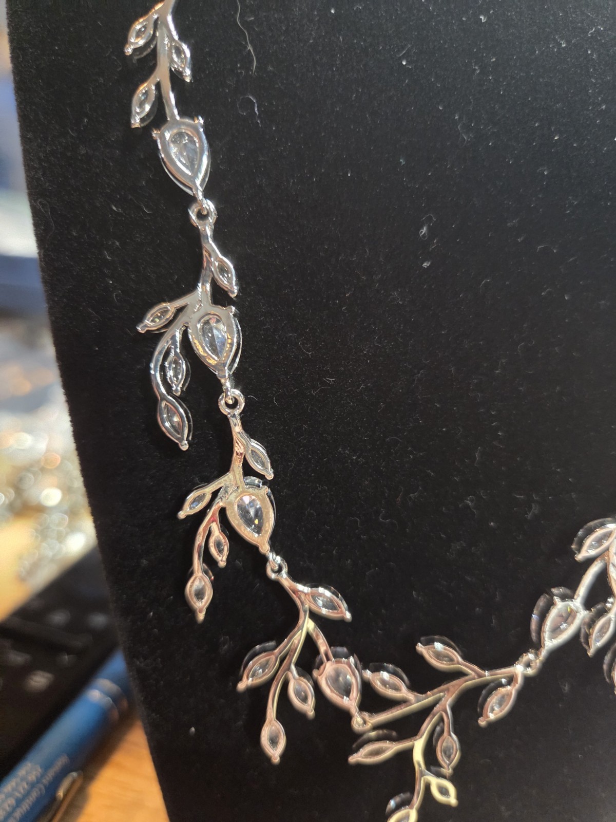 Stunning 18″ Crystal Leaf Vine Necklace Silver Tone Clear Crystal Leaf Open Back