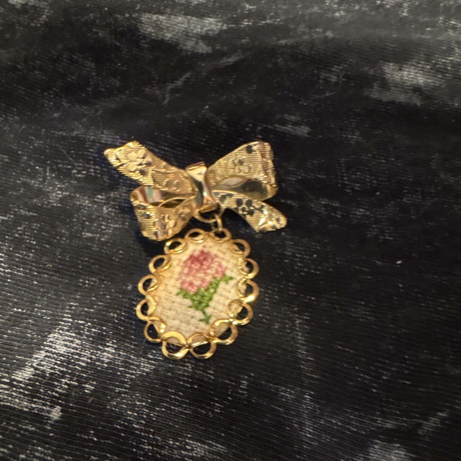 Gold Tone Metal Bow Brooch Pin Oval Floral Cameo Needlepoint Pink Green