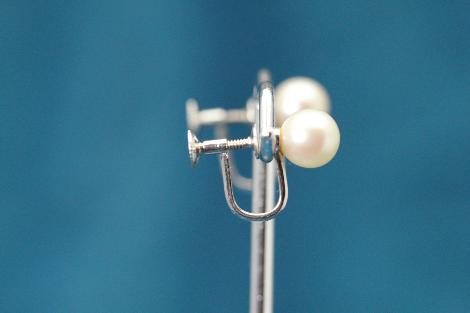 14k White Gold Vintage 7.5 mm Pearl Screw Back Earrings 2.4 Grams (EAR5438)