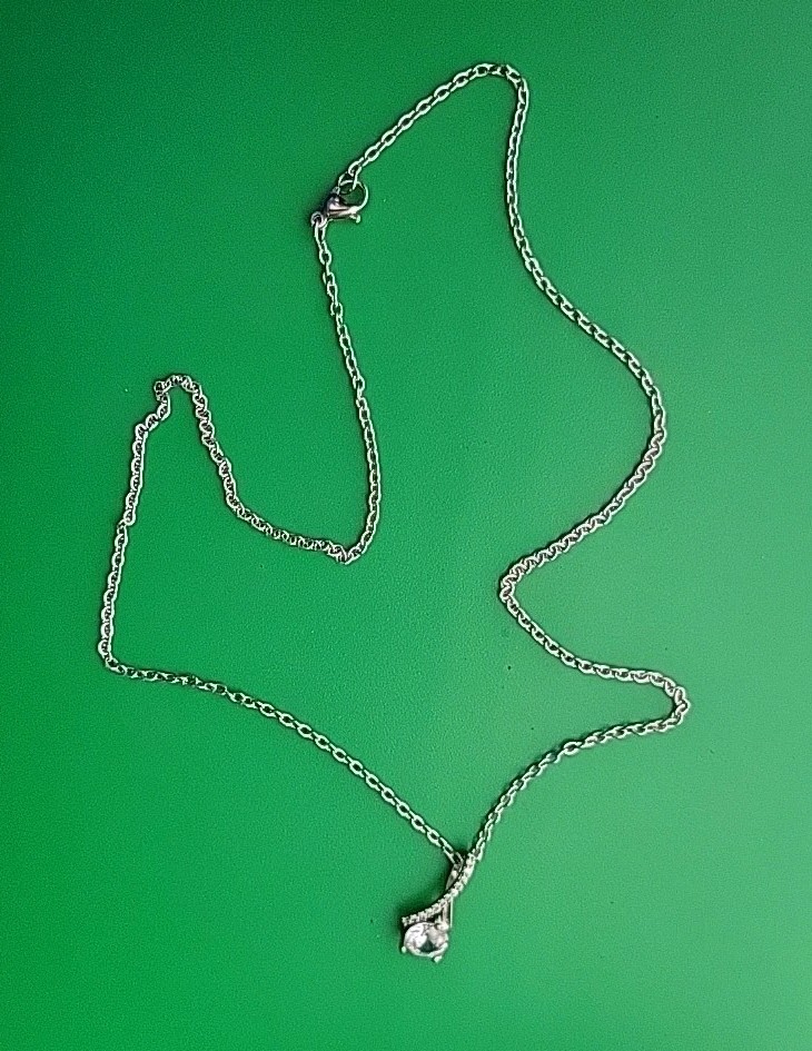 Beautiful Silver Tone Chain Necklace W/pendant