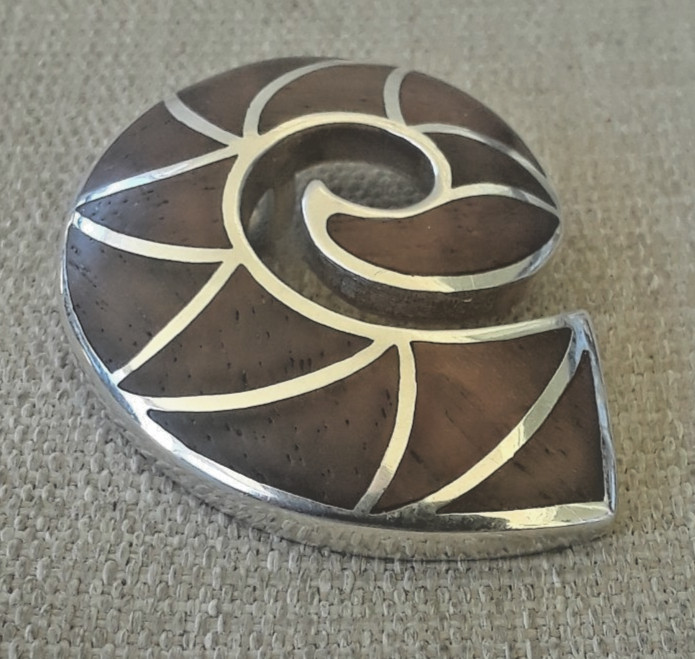 Vintage Sterling Silver Inlay Hawaiian KOA Wood Nautilus Pendant 1-3/8″ 12.5gr