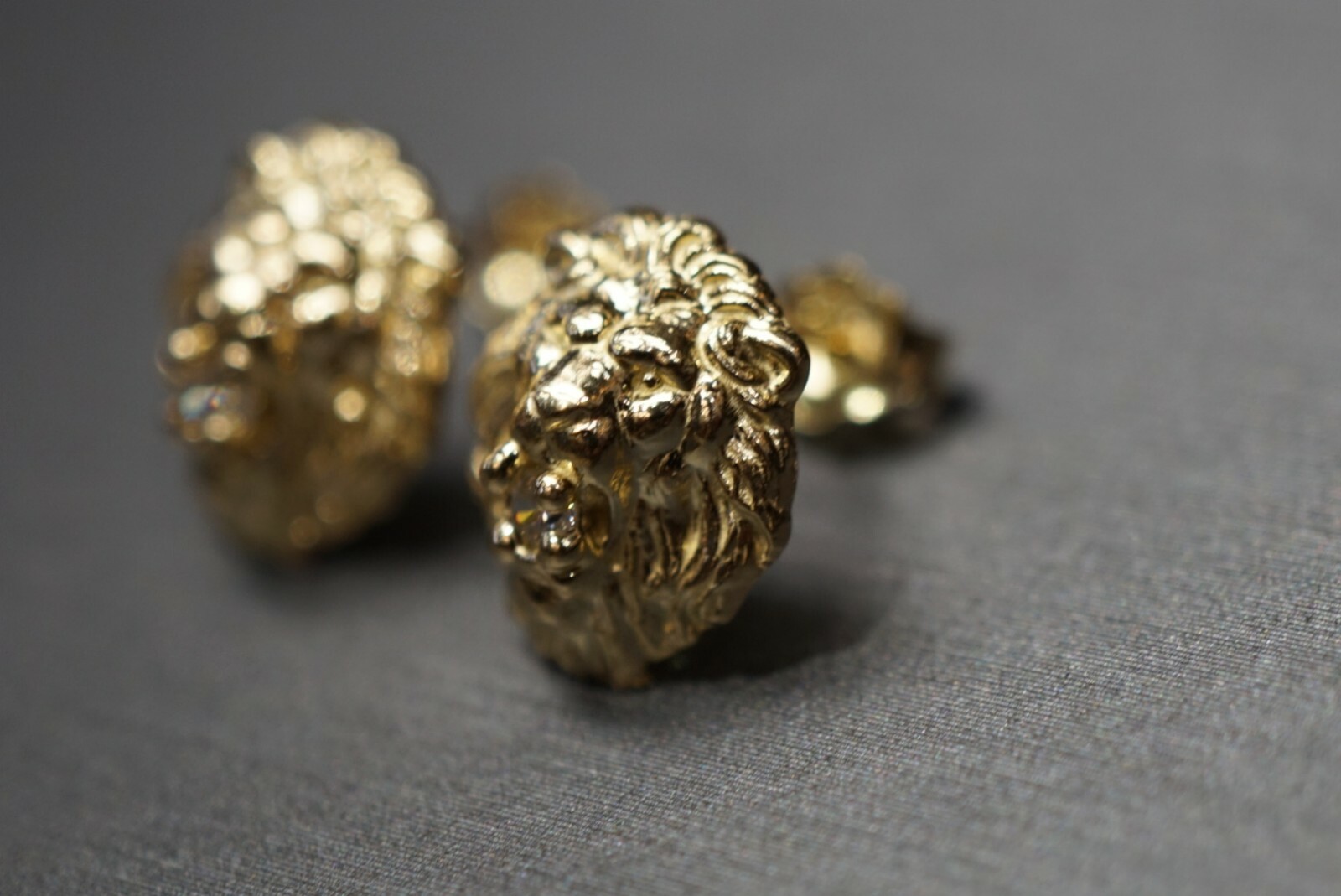 10K Solid Yellow Gold 0.4″ 3D Lion Head CZ Stud Earrings. Men Women Children