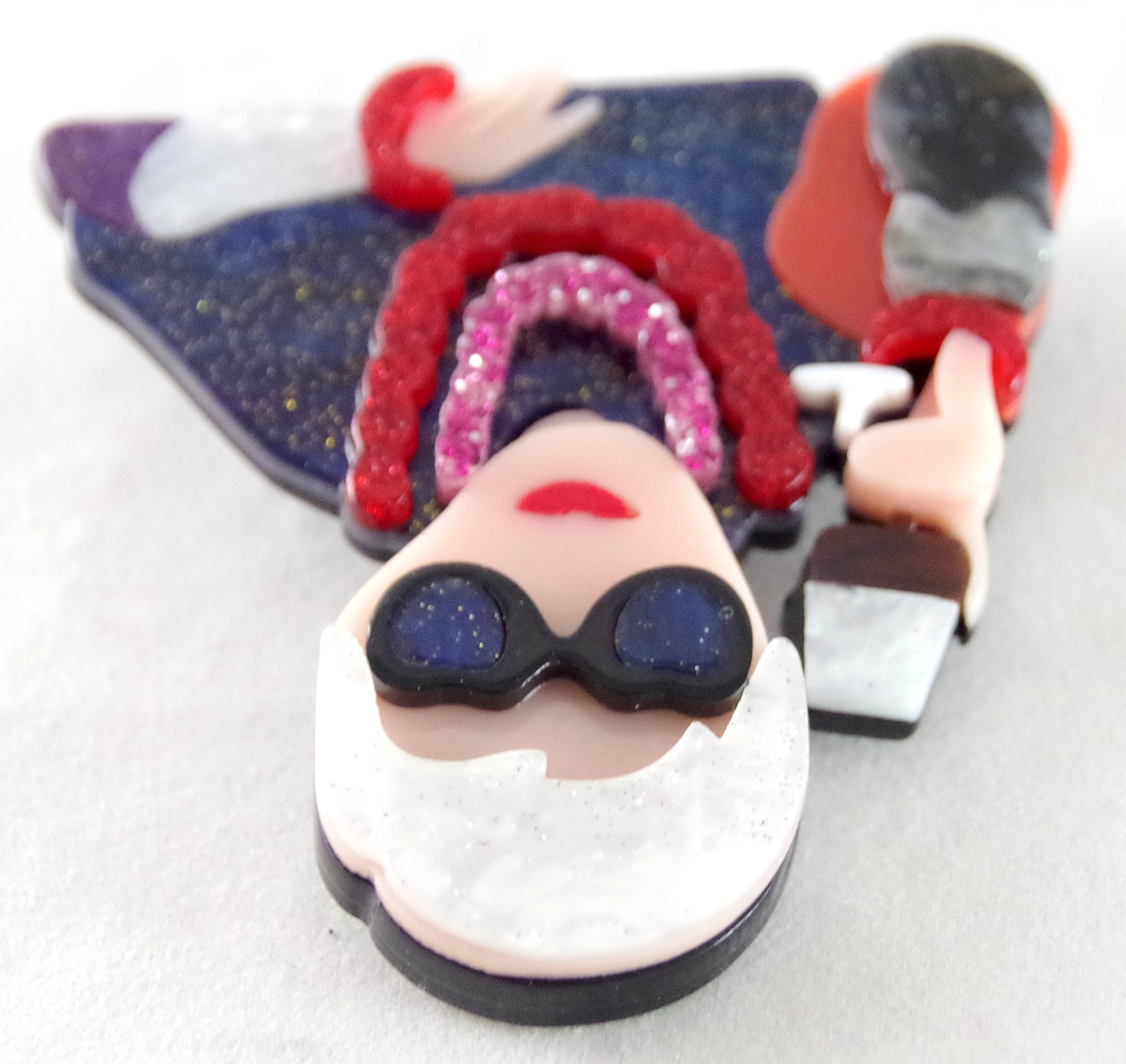 2.5″ NWOT IRIS APFEL w/ WINE GLASS LAYERED ACRYLIC GLITTER BROOCH PIN