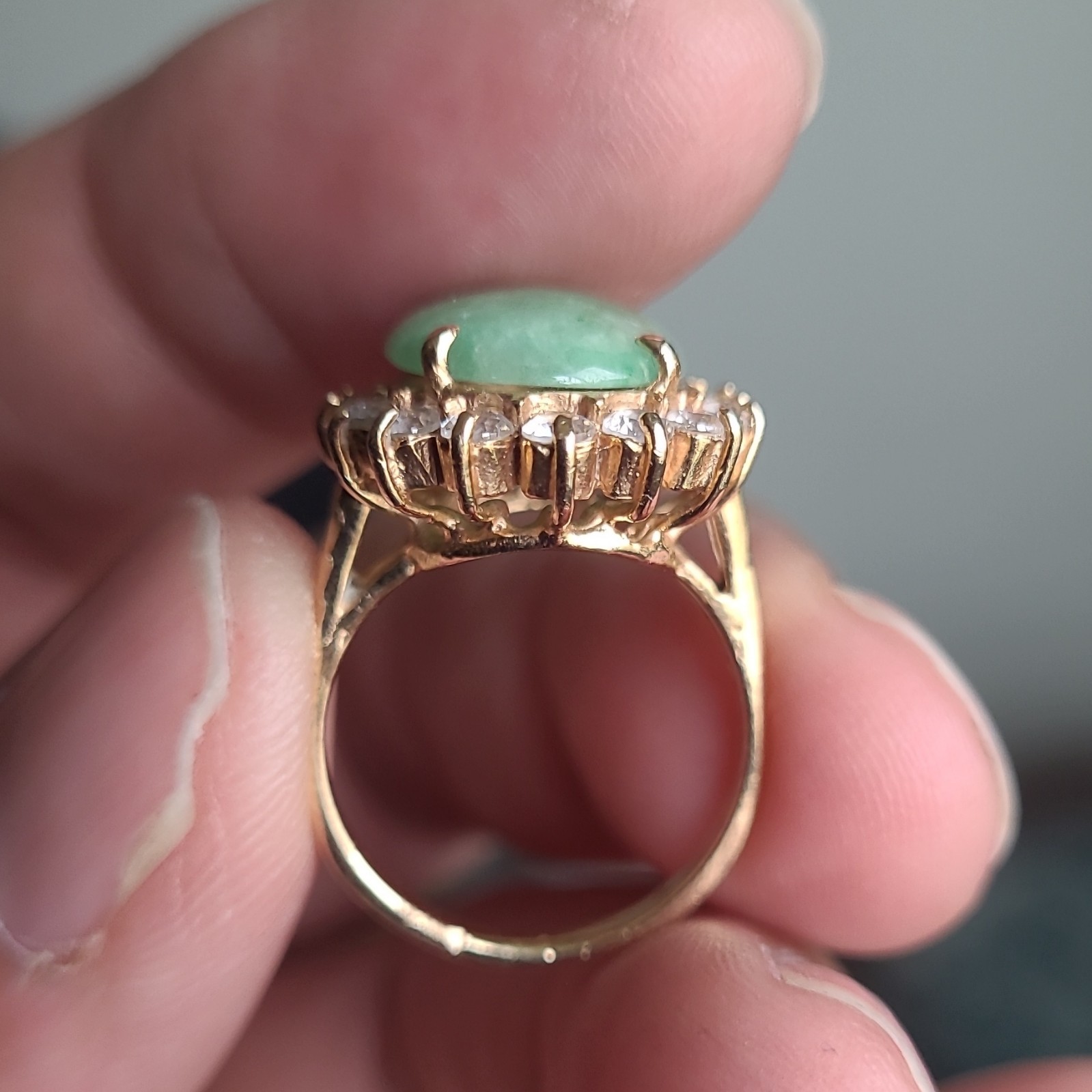 18kt 6.6 Grams Yellow Gold Prong Cocktail Ring Size 6 Oval Green Jade Halo