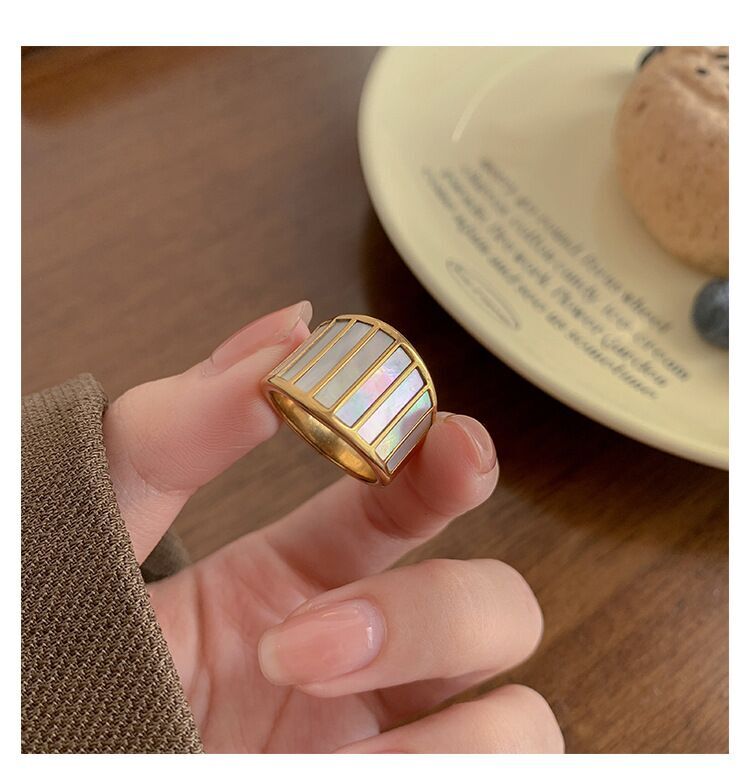Fashion Woman 18k Gold Plated Stainless Steel Mother of Pearl Band Ring