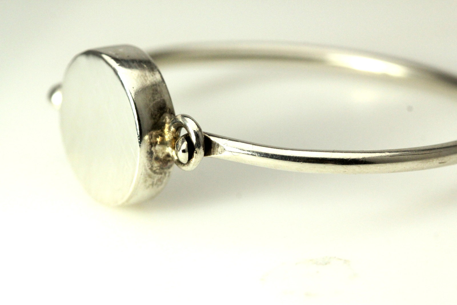 Engravable sterling silver bangle, faint engraving visible 13.6 grams (BR3724)