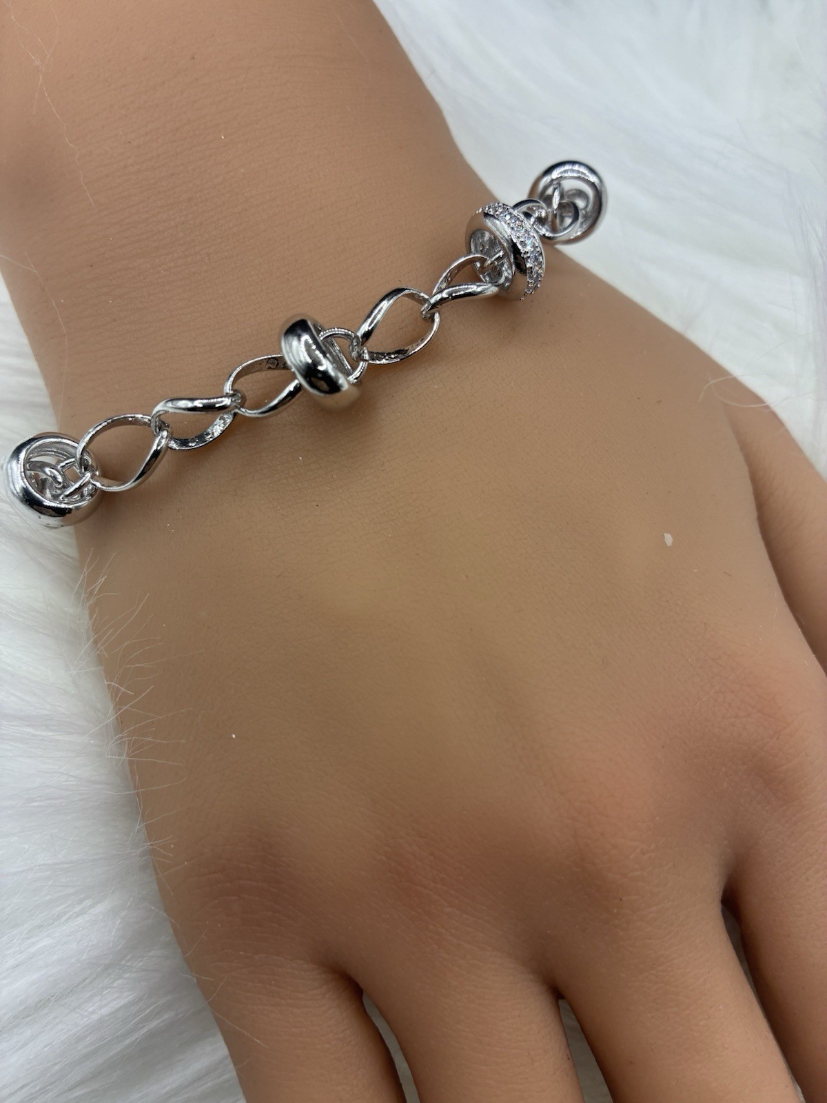 Silver tone alloy Linked Circle Bracelet – Women Jewelry 7 Inch
