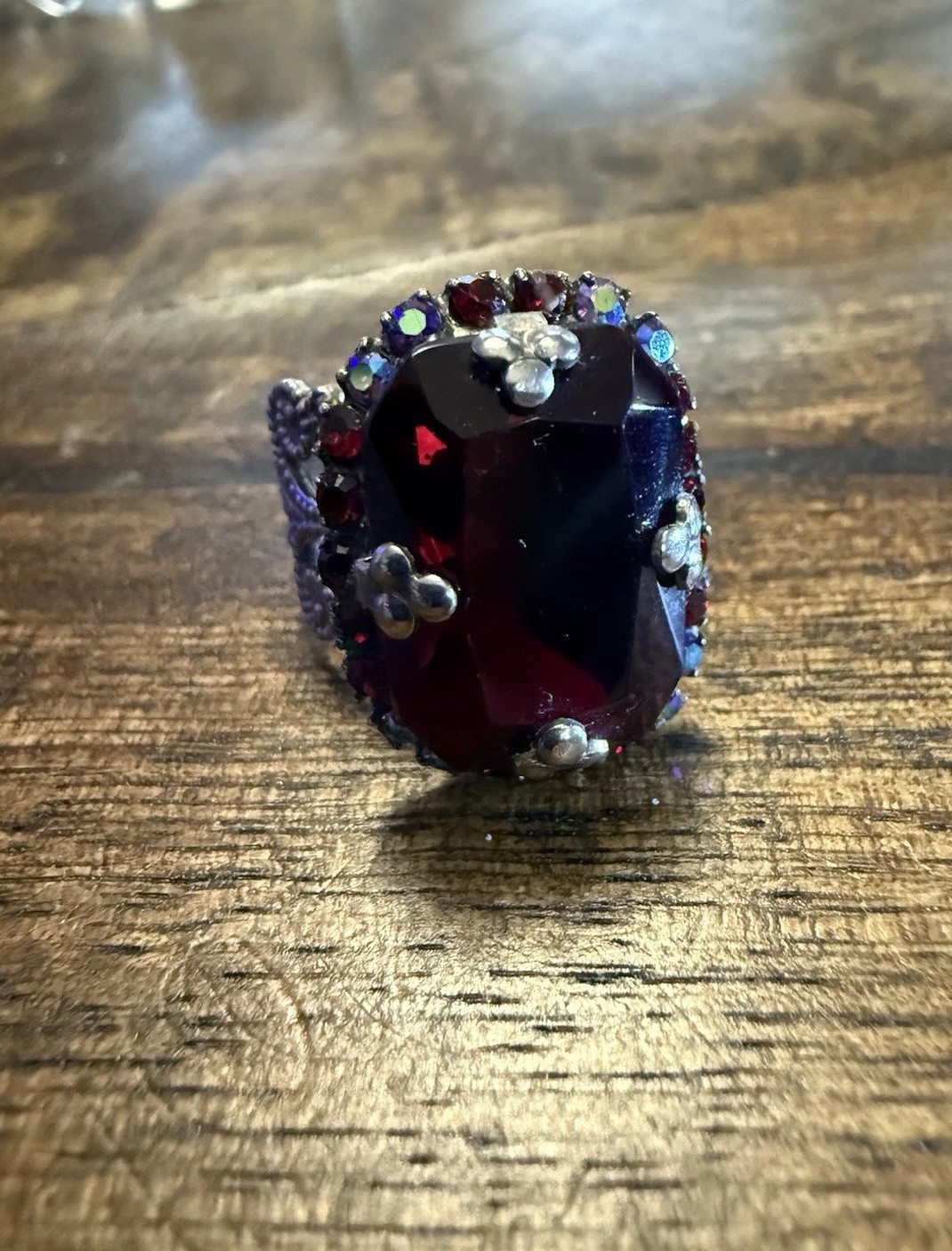 Beautiful Sorrelli Deep Red Glass & Aurora Borealis Ring w/ Wide Adjustable Band