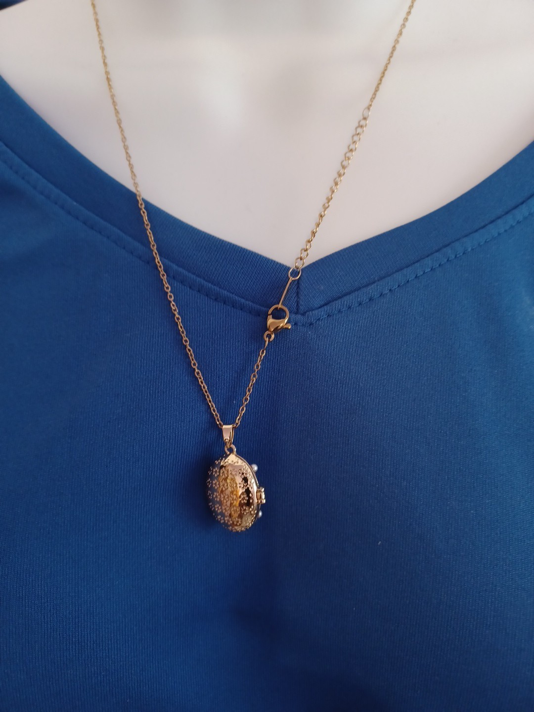 Gold Tone Locket Necklace Round Open Pendant 21″ White