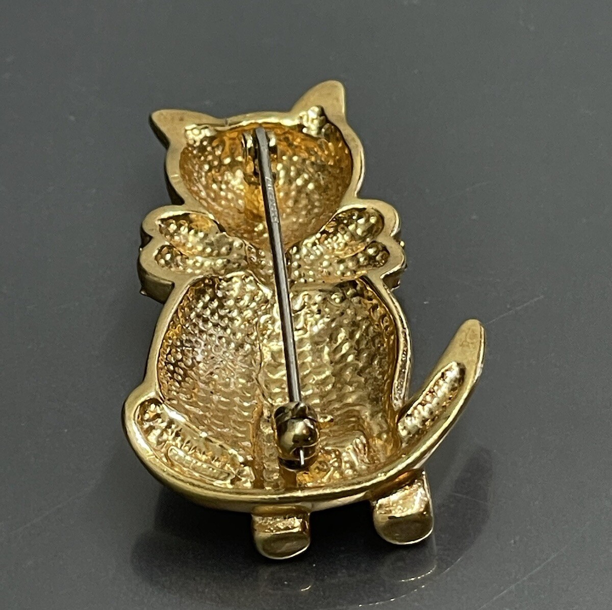 Krementz Gold Plated Metal Facted White Blue Crystal Kitty Cat Brooch Pin 1.35”