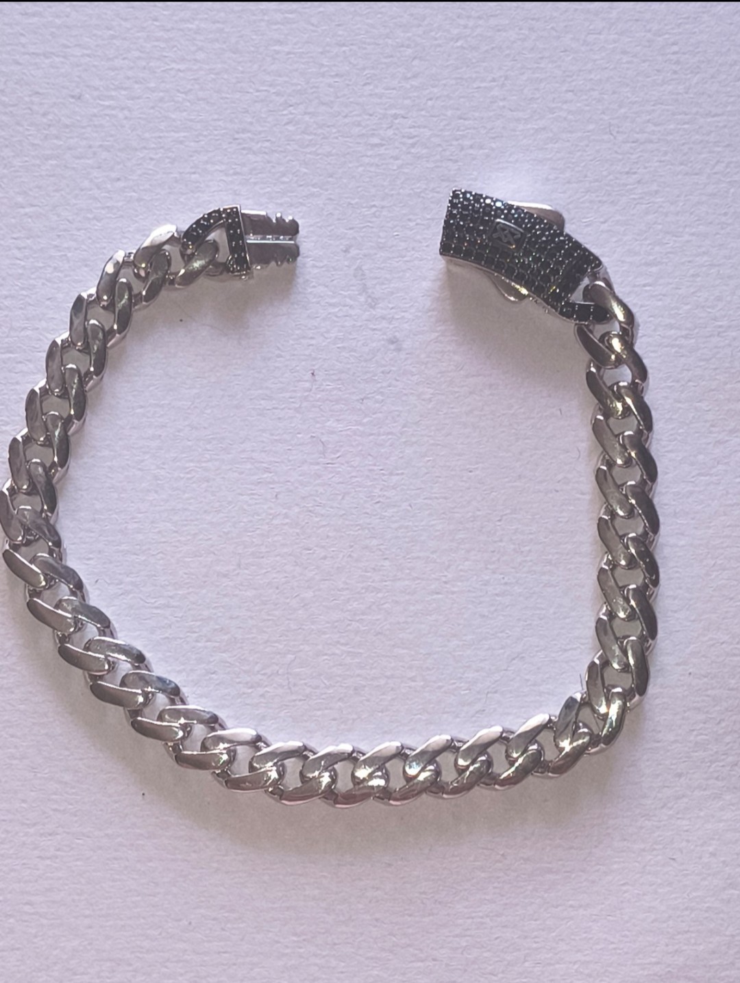 Cuban link bracelet (or *pulso cubano*) featuring a box clasp.
