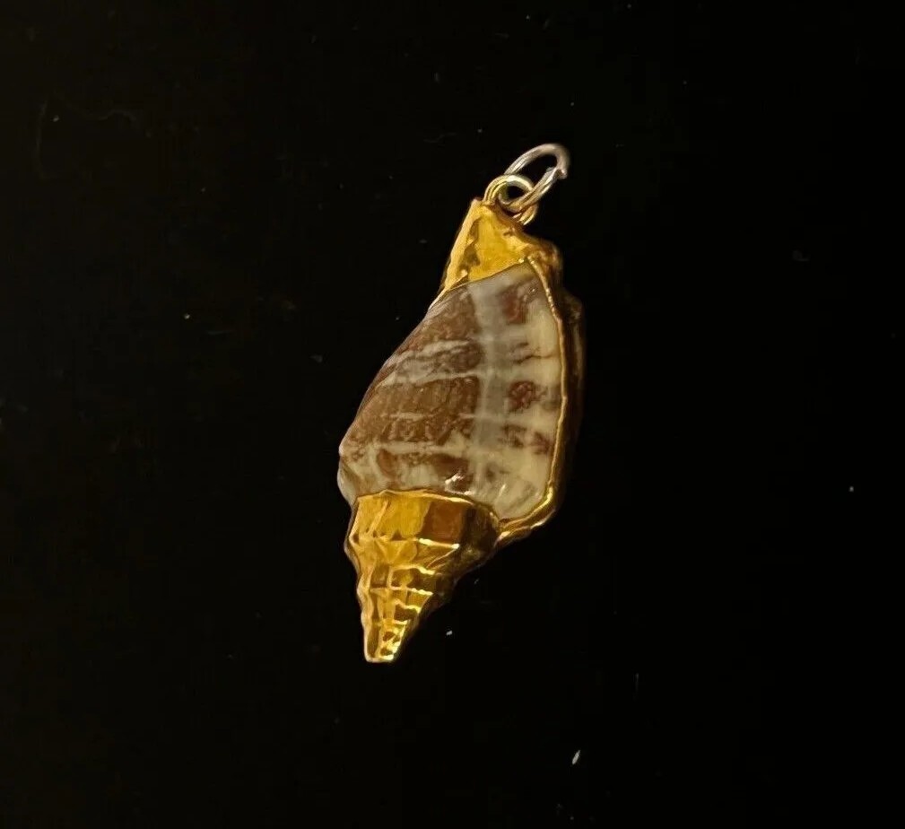 Vintage Gold Tone Pearly Striped Conch Shell Sea Ocean Bay Mini Pendant Charm US